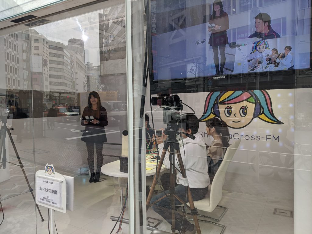 ラジオ出演中のドローン操縦